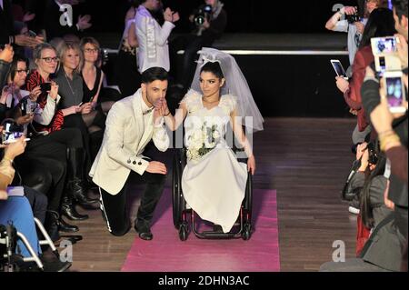 UN Mannequin en Situation de Handicap lors de la seconde Edition du defile Fashionhandi 'Fashion for all', A Paris, Frankreich, le 16 janvier 2016. Organisieren par l'Association Fashionhandi, Pendant le mois de la Mode a Paris, ce defile met en scene des Mannequins en Situation de Handicap et des valides. Fashionhandi est presidee par Sandrine Ciron, une jeune femme en Situation de Handicap. A l'origine de l'Association, elle a cree un Blog eponyme sur sa Passion, la Mode. Son objectif est de renforcer la visibilite et l'Integration des personnes handicapees. Foto Edouard Bernaux/ABACAPRESS.COM Stockfoto