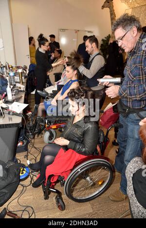 Backstage du second defile Fashionhandi 'Fashion for all', A Paris, France, le 16 janvier 2016. Organisieren par l'Association Fashionhandi, Pendant le mois de la Mode a Paris, ce defile met en scene des Mannequins en Situation de Handicap et des valides. Fashionhandi est presidee par Sandrine Ciron, une jeune femme en Situation de Handicap. A l'origine de l'Association, elle a cree un Blog eponyme sur sa Passion, la Mode. Son objectif est de renforcer la visibilite et l'Integration des personnes handicapees. Foto Edouard Bernaux/ABACAPRESS.COM Stockfoto