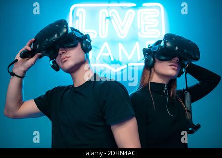 Junges Paar spielt Spiele. E-Sport Stockfoto