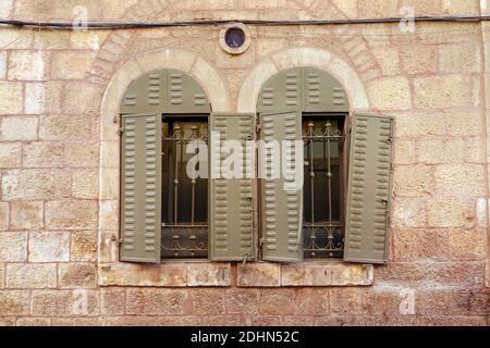 Halb geöffnete Fensterläden Stockfoto