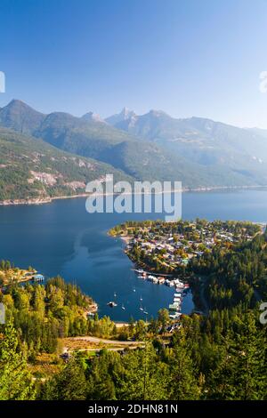 Kaslo ist ein Dorf in der West Kootenay Region von British Columbia, Kanada, am Westufer des Kootenay Lake. Blick vom Aussichtspunkt Kaslo Stockfoto