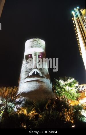 Beleuchtetes Dekor im Tiki-Stil im Tropicana Hotel in Las Vegas, NV, Stockfoto