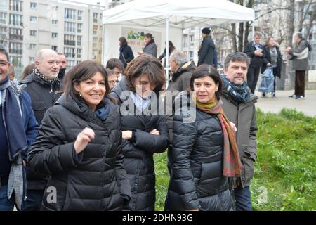 Paris eröffnet einen neuen Abschnitt der stillgesteurten Eisenbahnlinie ‘Petite Ceinture’ für Pariser und Besucher. Die Pariser Bürgermeisterin Anne Hidalgo, CEO von SNCF Immobilier, Sophie Boissard feiert am 23. Januar 2016 die Eröffnung der neuen Promenade der Petite Ceinture in der Rue de l'interne Loeb im 13. Pariser Arrondissement in Paris. Bürgermeister Hidalgo und der SNCF-Eisenbahnkonzern kündigten einen neuen Entwurf für eine Vereinbarung an, über die im nächsten Pariser Rat abgestimmt werden soll. Damit wird die zweite Phase der Strategie zur Rückgewinnung der Flächen, aus denen die Petite Ceinture besteht, für die öffentliche Nutzung abgeschlossen. Das Op Stockfoto