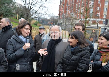 Paris eröffnet einen neuen Abschnitt der stillgesteurten Eisenbahnlinie ‘Petite Ceinture’ für Pariser und Besucher. Die Pariser Bürgermeisterin Anne Hidalgo, CEO von SNCF Immobilier, Sophie Boissard feiert am 23. Januar 2016 die Eröffnung der neuen Promenade der Petite Ceinture in der Rue de l'interne Loeb im 13. Pariser Arrondissement in Paris. Bürgermeister Hidalgo und der SNCF-Eisenbahnkonzern kündigten einen neuen Entwurf für eine Vereinbarung an, über die im nächsten Pariser Rat abgestimmt werden soll. Damit wird die zweite Phase der Strategie zur Rückgewinnung der Flächen, aus denen die Petite Ceinture besteht, für die öffentliche Nutzung abgeschlossen. Das Op Stockfoto