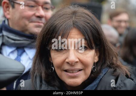 Paris eröffnet einen neuen Abschnitt der stillgesteurten Eisenbahnlinie ‘Petite Ceinture’ für Pariser und Besucher. Die Pariser Bürgermeisterin Anne Hidalgo, CEO von SNCF Immobilier, Sophie Boissard feiert am 23. Januar 2016 die Eröffnung der neuen Promenade der Petite Ceinture in der Rue de l'interne Loeb im 13. Pariser Arrondissement in Paris. Bürgermeister Hidalgo und der SNCF-Eisenbahnkonzern kündigten einen neuen Entwurf für eine Vereinbarung an, über die im nächsten Pariser Rat abgestimmt werden soll. Damit wird die zweite Phase der Strategie zur Rückgewinnung der Flächen, aus denen die Petite Ceinture besteht, für die öffentliche Nutzung abgeschlossen. Das Op Stockfoto