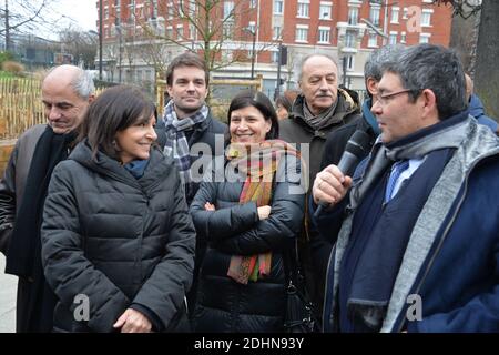 Paris eröffnet einen neuen Abschnitt der stillgesteurten Eisenbahnlinie ‘Petite Ceinture’ für Pariser und Besucher. Die Pariser Bürgermeisterin Anne Hidalgo, CEO von SNCF Immobilier, Sophie Boissard feiert am 23. Januar 2016 die Eröffnung der neuen Promenade der Petite Ceinture in der Rue de l'interne Loeb im 13. Pariser Arrondissement in Paris. Bürgermeister Hidalgo und der SNCF-Eisenbahnkonzern kündigten einen neuen Entwurf für eine Vereinbarung an, über die im nächsten Pariser Rat abgestimmt werden soll. Damit wird die zweite Phase der Strategie zur Rückgewinnung der Flächen, aus denen die Petite Ceinture besteht, für die öffentliche Nutzung abgeschlossen. Das Op Stockfoto