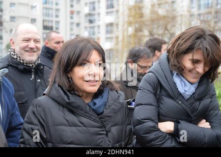 Paris eröffnet einen neuen Abschnitt der stillgesteurten Eisenbahnlinie ‘Petite Ceinture’ für Pariser und Besucher. Die Pariser Bürgermeisterin Anne Hidalgo, CEO von SNCF Immobilier, Sophie Boissard feiert am 23. Januar 2016 die Eröffnung der neuen Promenade der Petite Ceinture in der Rue de l'interne Loeb im 13. Pariser Arrondissement in Paris. Bürgermeister Hidalgo und der SNCF-Eisenbahnkonzern kündigten einen neuen Entwurf für eine Vereinbarung an, über die im nächsten Pariser Rat abgestimmt werden soll. Damit wird die zweite Phase der Strategie zur Rückgewinnung der Flächen, aus denen die Petite Ceinture besteht, für die öffentliche Nutzung abgeschlossen. Das Op Stockfoto