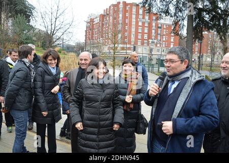 Paris eröffnet einen neuen Abschnitt der stillgesteurten Eisenbahnlinie ‘Petite Ceinture’ für Pariser und Besucher. Die Pariser Bürgermeisterin Anne Hidalgo, CEO von SNCF Immobilier, Sophie Boissard feiert am 23. Januar 2016 die Eröffnung der neuen Promenade der Petite Ceinture in der Rue de l'interne Loeb im 13. Pariser Arrondissement in Paris. Bürgermeister Hidalgo und der SNCF-Eisenbahnkonzern kündigten einen neuen Entwurf für eine Vereinbarung an, über die im nächsten Pariser Rat abgestimmt werden soll. Damit wird die zweite Phase der Strategie zur Rückgewinnung der Flächen, aus denen die Petite Ceinture besteht, für die öffentliche Nutzung abgeschlossen. Das Op Stockfoto