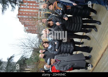 Paris eröffnet einen neuen Abschnitt der stillgesteurten Eisenbahnlinie ‘Petite Ceinture’ für Pariser und Besucher. Die Pariser Bürgermeisterin Anne Hidalgo, CEO von SNCF Immobilier, Sophie Boissard feiert am 23. Januar 2016 die Eröffnung der neuen Promenade der Petite Ceinture in der Rue de l'interne Loeb im 13. Pariser Arrondissement in Paris. Bürgermeister Hidalgo und der SNCF-Eisenbahnkonzern kündigten einen neuen Entwurf für eine Vereinbarung an, über die im nächsten Pariser Rat abgestimmt werden soll. Damit wird die zweite Phase der Strategie zur Rückgewinnung der Flächen, aus denen die Petite Ceinture besteht, für die öffentliche Nutzung abgeschlossen. Das Op Stockfoto