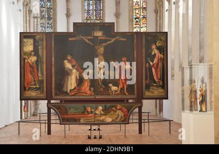 Das Isenheimer Altarbild (Retable d'Issenheim) von Matthias Gruenewald, ein Polyptychon aus elf Tafeln, ist am 22. Januar 2016 in der Kapelle des neuen Unterlinden-Museums in Colmar, Ostfrankreich, zu sehen. Das Museum wurde von den Schweizer Architekten Herzog und de Meuron renoviert und erweitert und im Dezember 2015 wiedereröffnet. Es ist das Meistbesuchte im Elsass und eines der meistbesuchten in Frankreich außerhalb der Region von Paris. Es enthält Werke von Pablo Picasso (ein Guernica-Wandteppich), Jean Dubuffet, Fernand Leger, Serge Poliakoff, Georges Rouault, Pierre Bonnard, Robert Delaunay, Otto Dix A Stockfoto