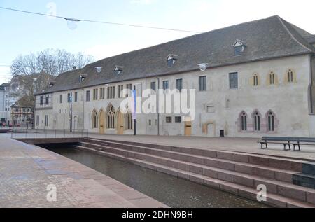 Außenansicht des neuen Unterlinden Museums in Colmar, Ostfrankreich am 22. Januar 2016. Das Museum wurde von den Schweizer Architekten Herzog und de Meuron renoviert und erweitert und im Dezember 2015 wiedereröffnet. Es ist das Meistbesuchte im Elsass und eines der meistbesuchten in Frankreich außerhalb der Region von Paris. Masterpice des Museums ist das Isenheimer Altarbild (Retable d'Issenheim) von Matthias Grünewald, ein Polyptychon aus elf Tafeln ist in der Museumskapelle zu sehen. Das Museum enthält auch Werke von Pablo Picasso (ein 7 Meter langer Guernica-Wandteppich), Jean Dubuffet, Fernand Leger, Stockfoto