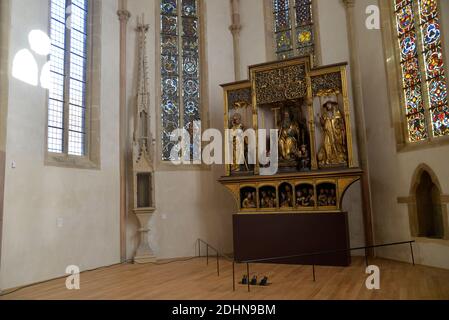 Das Isenheimer Altarbild (Retable d'Issenheim) von Matthias Gruenewald, ein Polyptychon aus elf Tafeln, ist am 22. Januar 2016 in der Kapelle des neuen Unterlinden-Museums in Colmar, Ostfrankreich, zu sehen. Das Museum wurde von den Schweizer Architekten Herzog und de Meuron renoviert und erweitert und im Dezember 2015 wiedereröffnet. Es ist das Meistbesuchte im Elsass und eines der meistbesuchten in Frankreich außerhalb der Region von Paris. Es enthält Werke von Pablo Picasso (ein Guernica-Wandteppich), Jean Dubuffet, Fernand Leger, Serge Poliakoff, Georges Rouault, Pierre Bonnard, Robert Delaunay, Otto Dix A Stockfoto