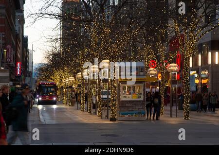 Weihnachtsbeleuchtung und Weihnachtsdekoration in der 16th Street Mall, Downtown Denver, Colorado 21. Dezember 2019 Stockfoto