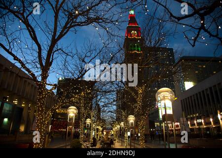 Weihnachtsbeleuchtung und Weihnachtsdekoration in der 16th Street Mall, Downtown Denver, Colorado 21. Dezember 2019 Stockfoto