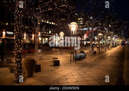 Weihnachtsbeleuchtung und Weihnachtsdekoration in der 16th Street Mall, Downtown Denver, Colorado 21. Dezember 2019 Stockfoto