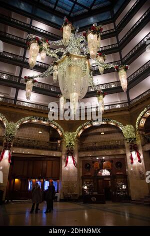 Holiday Lights and Chandelier, Historic Brown Palace Hotel, Denver, Colorado, (Foto von Casey B. Gibson) Stockfoto