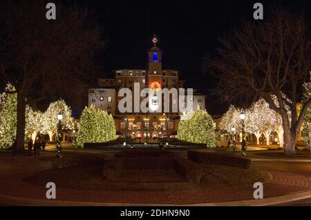 Weihnachtsbeleuchtung für die Weihnachtszeit, Broadmoor Hotel, Colorado Springs, CO, (Foto von Casey B. Gibson) Stockfoto