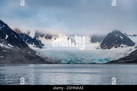 Der Wagonway-Gletscher, der sich in magdalenefjorden, Spitzbergen, Svalbard, Norwegen entlarvt. Foto vom August 2019. Stockfoto