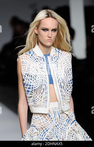 Ein Model läuft auf der Piste der Versace Haute Couture Spring Summer 2016 im Rahmen der Paris Fashion Week am 24. Januar 2016 in Paris, Frankreich. Foto von Alban Wyters/ABACAPRESS.COM Stockfoto