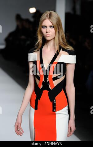 Ein Model läuft auf der Piste der Versace Haute Couture Spring Summer 2016 im Rahmen der Paris Fashion Week am 24. Januar 2016 in Paris, Frankreich. Foto von Alban Wyters/ABACAPRESS.COM Stockfoto