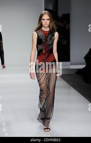 Ein Model läuft auf der Piste der Versace Haute Couture Spring Summer 2016 im Rahmen der Paris Fashion Week am 24. Januar 2016 in Paris, Frankreich. Foto von Alban Wyters/ABACAPRESS.COM Stockfoto