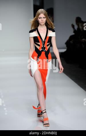 Ein Model läuft auf der Piste der Versace Haute Couture Spring Summer 2016 im Rahmen der Paris Fashion Week am 24. Januar 2016 in Paris, Frankreich. Foto von Alban Wyters/ABACAPRESS.COM Stockfoto