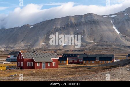 New-Aalesund, die nördlichste dauerhafte Siedlung der Welt und eine Forschungsstadt im westlichen Spitzbergen, Svalbard, Norwegen. Foto vom August 2019. Stockfoto