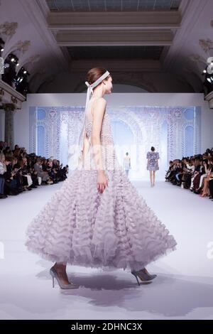 Ein Model läuft auf der Ralph & Russo Haute Couture Spring Summer 2016 im Rahmen der Paris Fashion Week am 25. Januar 2016 in Paris, Frankreich. Foto von Audrey Poree/ABACAPRESS.COM Stockfoto