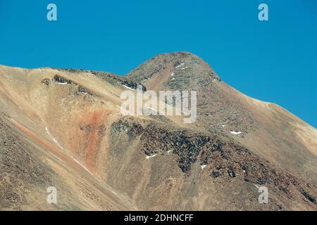 Vulkan Lascar erhebt sich über den coiron Grassebenen des altiplano bei Socaire, Anden, Chile Stockfoto