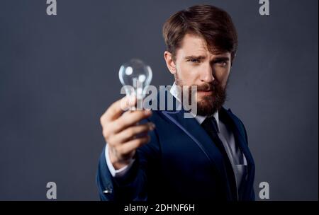 Mann Hand Erfolg Ideen Gehirn grau Hintergrund beschnitten Ansicht Stockfoto