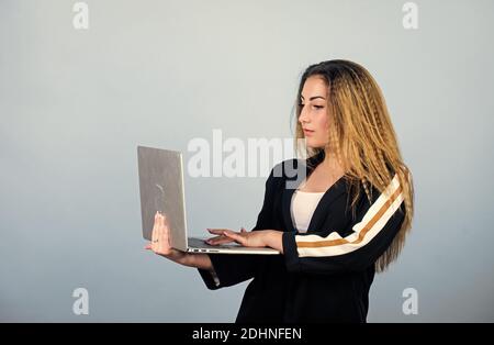 Feedback geben. Frau arbeitet mit Computer. Neue Technologie im modernen Leben. Blogging und digitales Marketing. Glückliches Studieren von Studenten online. Agiles Geschäft. Mädchen kaufen am cyber-montag. Stockfoto