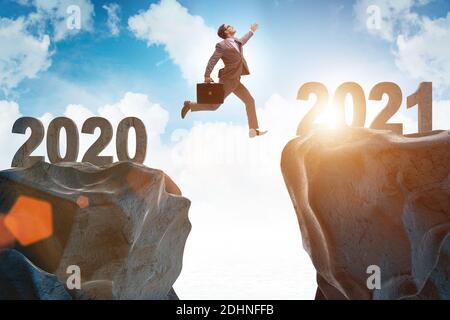 Geschäftsmann springt von Jahr 2020 bis 2021 Stockfoto