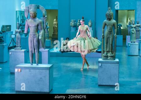 Models laufen auf dem Laufsteg für die Präsentation der Franck Sorbier Kollektion im Rahmen der Paris Spring-Summer 2016 Haute-Couture Fashion Week am 27. Januar 2016 in Paris, Frankreich. Foto ABACAPRESS.COM Stockfoto