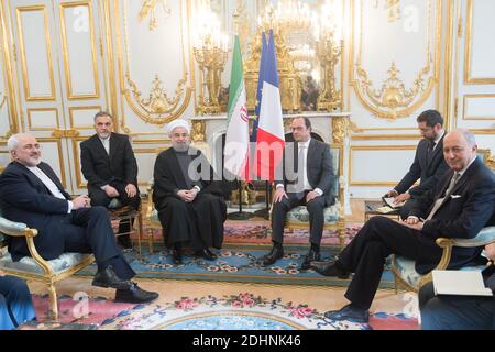 Der französische Präsident Francois Hollande und der Minister für auswärtige Angelegenheiten und internationale Entwicklung Laurent Fabius empfangen den iranischen Präsidenten Hassan Rohani und den iranischen Außenminister Javad Zarif am 28. Januar 2016 im Elysee-Palast in Paris. Rohani, der auf einem offiziellen Besuch in Frankreich ist, während dessen er erwartet wird, eine Vielzahl von Handelsabkommen zu unterzeichnen, begrüßte eine "neue Beziehung" zwischen beiden Ländern. Foto von Jacques Witt/Pool/ABACAPRESS.COM Stockfoto