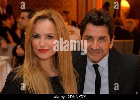 Adriana Karembeu und ihr Mann Andre Ohanian nahmen am jährlichen Dinner des Koordinationsrates armenischer Organisationen Frankreichs (CCAF) Teil, das am 28. Januar 2016 im Hotel des Collectionneurs in Paris, Frankreich, stattfand. Foto von Christian Liewig/ABACAPRESS.COM Stockfoto