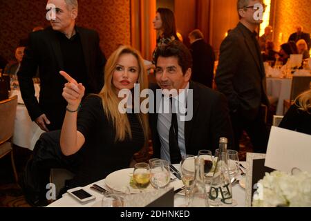 Adriana Karembeu und ihr Mann Andre Ohanian nahmen am jährlichen Dinner des Koordinationsrates armenischer Organisationen Frankreichs (CCAF) Teil, das am 28. Januar 2016 im Hotel des Collectionneurs in Paris, Frankreich, stattfand. Foto von Christian Liewig/ABACAPRESS.COM Stockfoto