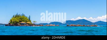 Panorama der tropischen Inseln Ilha Grande in Angra dos Reis, Rio de Janeiro, Brasilien. Stockfoto