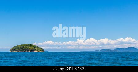 Panorama der tropischen Inseln Ilha Grande in Angra dos Reis, Rio de Janeiro, Brasilien. Stockfoto