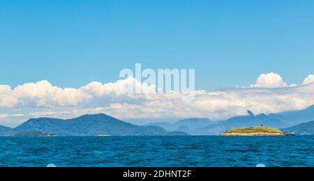 Panorama der tropischen Inseln Ilha Grande in Angra dos Reis, Rio de Janeiro, Brasilien. Stockfoto