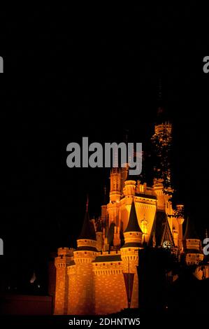Feuerwerk rund um das berühmte Schloss. Disneyworld Florida, FL USA Stockfoto