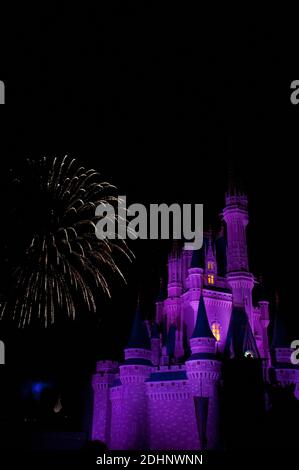 Feuerwerk rund um das berühmte Schloss. Disneyworld Florida, FL USA Stockfoto