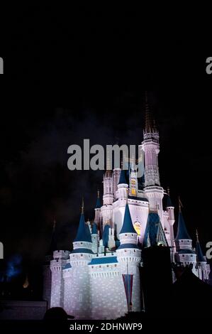 Feuerwerk rund um das berühmte Schloss. Disneyworld Florida, FL USA Stockfoto
