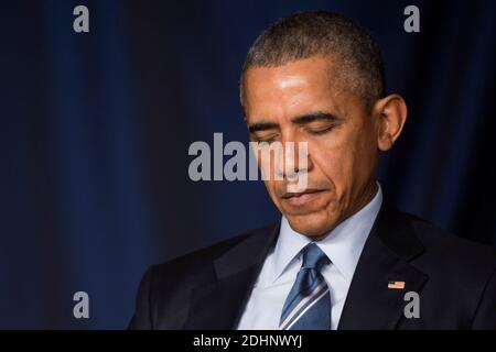 US-Präsident Barack Obama verneigt sich im Gebet beim National Prayer Breakfast in Washington, DC, USA, 04. Februar 2016. Seit 63 Jahren bietet das Nationale Gebetsfrühstück den Präsidenten die Möglichkeit, sich mit Kongreßmitgliedern und evangelischen Christen zu treffen, um zu beten und über die Rolle des Gebets in ihrem eigenen Leben zu sprechen. Foto von Pool/ABACAPRESS.COM Stockfoto