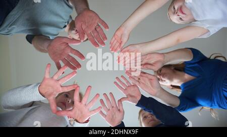 Eine freundliche Großfamilie macht aus den Handflächen einen Kreis. Stockfoto