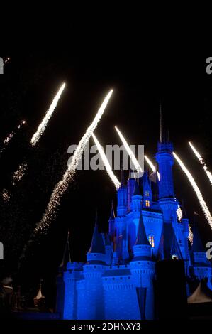 Feuerwerk rund um das berühmte Schloss. Disneyworld Florida, FL USA Stockfoto