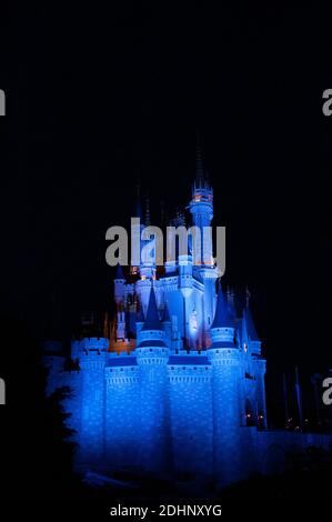 Feuerwerk rund um das berühmte Schloss. Disneyworld Florida, FL USA Stockfoto
