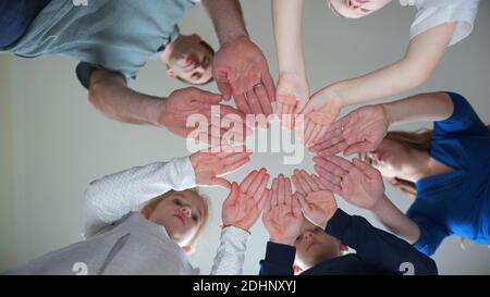 Eine freundliche Großfamilie macht aus den Handflächen einen Kreis. Stockfoto