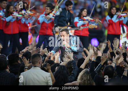 Chris Martin von Coldplay spielt auf der Bühne während der Pepsi Super Bowl 50 Halbzeit Show im Levi's Stadium am 7. Februar 2016 in Santa Clara, CA, USA. Foto von Lionel Hahn/ABACAPRESS.COM Stockfoto