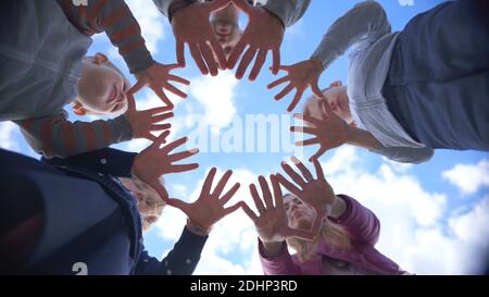 Eine freundliche Großfamilie macht aus den Handflächen einen Kreis. Stockfoto