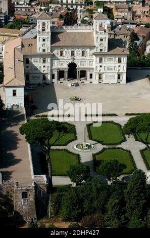 Ein Blick auf die Villa Medici, wo sich die Französische Akademie in Rom befindet, Italien, die dieses Jahr ihren 350.Jahrestag feiert, am 11. Februar 2016. 1666 von Ludwig XIV. Gegründet, hat es seitdem Generationen von Künstlern und Gelehrten willkommen geheißen. Seit 1803 befindet sich die Französische Akademie in der Villa Medici (Villa Medicis). Im Jahre 1576 wurde der Besitz von Kardinal Ferdinando de' Medici und im Jahre 1803 von Napoleon Bonaparte erworben. Es ist einer der schönsten und prestigeträchtigsten Orte in Rom. Die Aufenthalte der Rentner variieren von sechs Monaten bis zu zwei Jahren. Die Kunstdisziplinen sind: Malerei, Skulptur, Archi Stockfoto